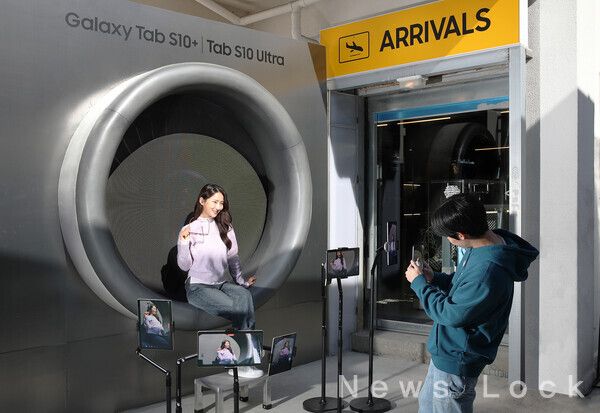 서울 성수동에 위치한 '갤럭시 탭 S10 시리즈 X 로우로우 팝업 스토어'에 마련된 포토존에서 방문객들이 인증샷을 촬영하고 있다. 삼성전자 제공 [뉴스락]