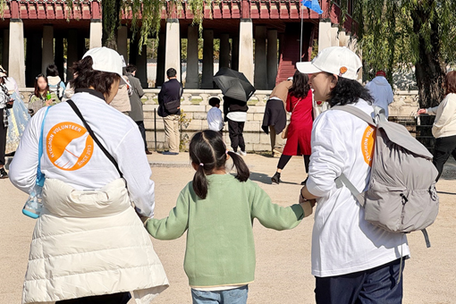 교촌에프앤비 ‘바르고 봉사단’이 서울 진관초등학교와 신도초등학교의 특수학급 학생들과 경복궁을 탐방하고 있다. 교촌에프앤비 제공 [뉴스락]