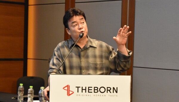 백종원 더본코리아 대표가 지난 28일 진행한 기자간담회에서 상장 이후 전략에 대해 설명하는 모습. 사진=심우민 기자 [뉴스락]