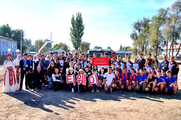 티웨이항공이 중앙아시아 키르기스스탄 현지 학교를 방문해 재능기부 교육 봉사활동 'Fly Together with Kyrgyzstan'을 진행했다. 사진 티웨이항공 [뉴스락]