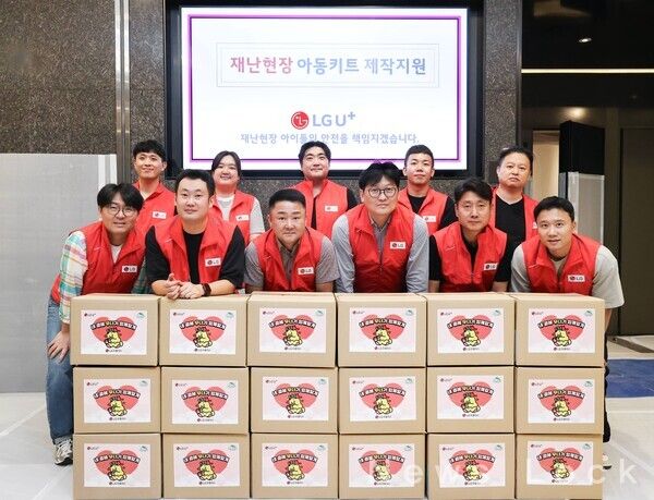 지난달 30일 LG유플러스 용산사옥에서 구호키트 제작 후 김창훈 LG유플러스노동조합 위원장(아랫줄 왼쪽 세번째) 등 임직원들이 기념촬영을 하고 있는 모습. LG유플러스 제공 [뉴스락]