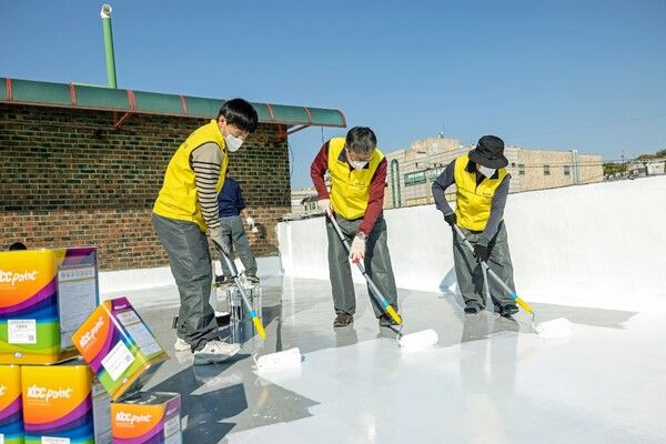 KCC 및 서울시건축사회 관계자들이 KCC의 스포탄상도(에너지) 페인트를 활용하여 시원한 옥상 만들기 작업을 하고 있다. 사진 KCC [뉴스락]