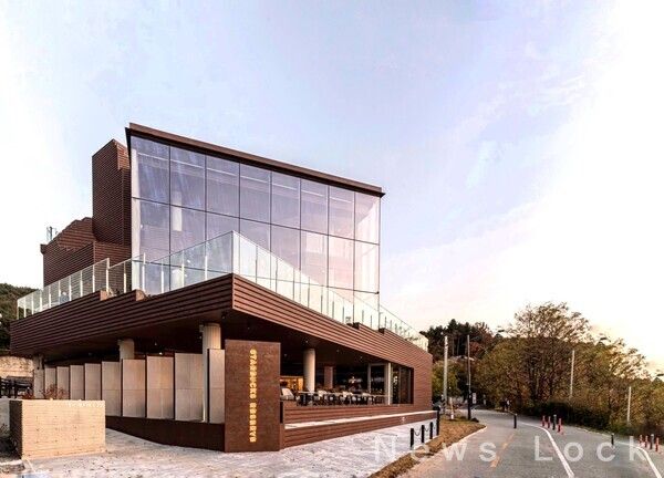 더춘천의암호R점 전경. 스타벅스 코리아 제공 [뉴스락]