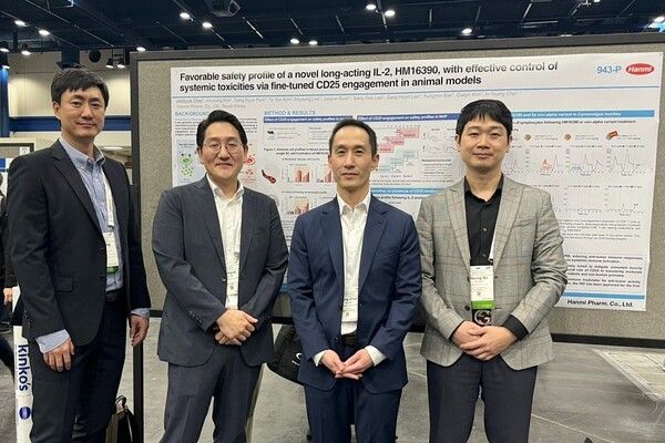한미약품은&nbsp;지난&nbsp;6일부터&nbsp;10일까지&nbsp;미국&nbsp;휴스턴에서&nbsp;열린&nbsp;면역항암학회에&nbsp;참가해&nbsp;‘HM16390’의&nbsp;차별화된&nbsp;개발&nbsp;전략과&nbsp;우수한&nbsp;효능을&nbsp;확인한&nbsp;연구&nbsp;결과&nbsp;2건을&nbsp;포스터로&nbsp;발표했다. 한미약품 제공&nbsp;[뉴스락]