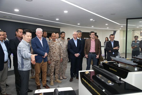 폴란드 야로스와프 지미안스키 해군총장 등 해외&nbsp;5개국&nbsp;19명의 잠수함 관련 주요 군 관계자들이 한화오션을 방문,&nbsp;생산설비와 잠수함 건조현장을 돌아 봤다. 한화오션 제공 [뉴스락]
