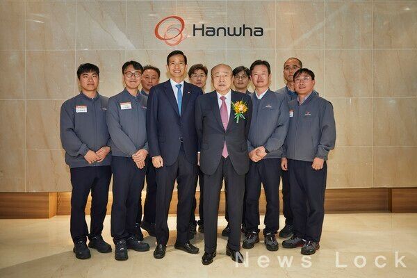 승연 한화그룹 회장이 한화 보은사업장을 방문해 (주)한화 글로벌, 한화에어로스페이스 직원들과 기념사진을 찍고 있다. 한화그룹 제공 [뉴스락]