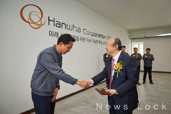 김승연 한화그룹 회장이 (주)한화 글로벌부문 박연욱 노조위원장에게 설립 후 63년간 노사화합이 지속될 수 있게 기여한 공로로 감사패를 받고 있다.