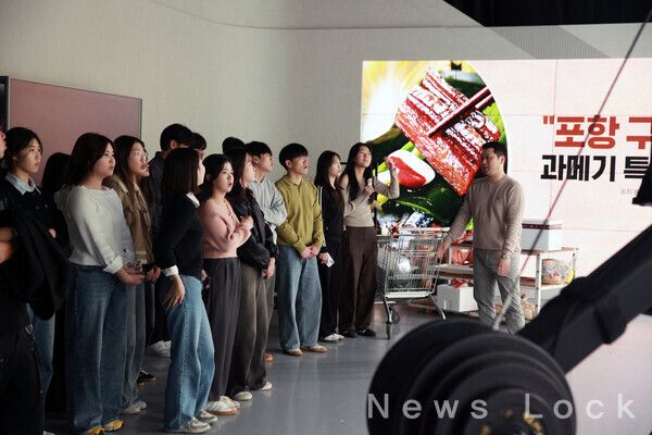 NS홈쇼핑은&nbsp;지난&nbsp;15일 충남대학교 소비자학과 대학생들을 대상으로 기업탐방 프로그램인&nbsp;‘NS견학프로그램’을 실시 했다.&nbsp;NS홈쇼핑 제공 [뉴스락]