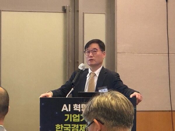 이근 서울대 교수가 18일 FKI타워 컨퍼런스센터에서 열린 ‘AI 혁명 시대의 기업가정신과 한국경제의 재도약’ 세미나에 참석해 기조강연을 하고 있다.&nbsp;사진=강동완 기자 [뉴스락]