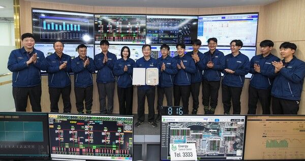 지난&nbsp;18일&nbsp;서울&nbsp;중구&nbsp;더플라자&nbsp;호텔에서&nbsp;열린&nbsp;'2024&nbsp;한국에너지대상'&nbsp;시상식에서&nbsp;당사&nbsp;시설에너지부&nbsp;부서장인&nbsp;윤철한 HD현대삼호 책임매니저가&nbsp;'에너지&nbsp;효율&nbsp;향상'&nbsp;부문&nbsp;국무총리&nbsp;표창을&nbsp;수상했다. 사진 HD현대삼호 [뉴스락]