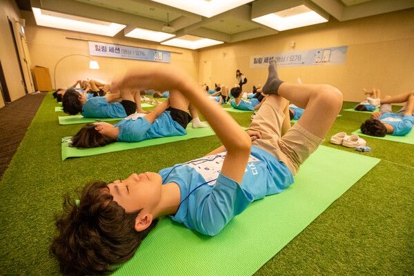 지난&nbsp;8월&nbsp;KT가 디지털 시민 프로젝트 활동으로 개최한&nbsp;‘디지털 디톡스 캠프’에 학생들이 참여하는 모습. KT 제공 [뉴스락]