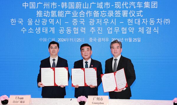 (왼쪽부터) 쑨즈양(孙志洋) 광저우시장, 김두겸 울산광역시장, 장재훈 현대차 사장이 협약서를 들고 기념 촬영을 하는 모습. 현대차 제공 [뉴스락]