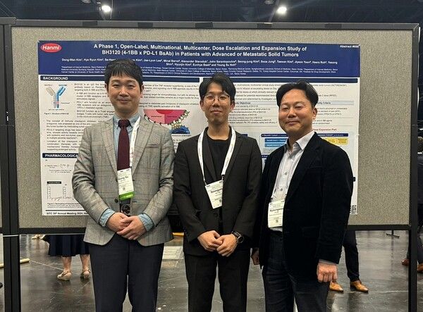 (왼쪽부터)노영수 한미약품&nbsp;ONCO임상팀&nbsp;이사,&nbsp;김성중&nbsp;연구원, 이경우 북경한미약품&nbsp;연구소장이&nbsp;면역항암학회에서&nbsp;기념촬영을&nbsp;하고&nbsp;있다. 한미약품 제공 [뉴스락]
