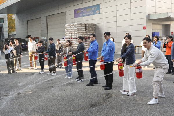 동아쏘시오홀딩스, 동아제약, 동아ST 직원들이 중대재해 대응 모의 훈련에서&nbsp;소화기를 사용해 가상의 불을 끄고 있다.&nbsp;동아쏘시오홀딩스 제공 [뉴스락]