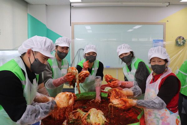 DB손해보험은 지난&nbsp;23일 취약계층을 위한 사랑의 김장 봉사활동을 실시했다. DB손해보험 제공 [뉴스락]