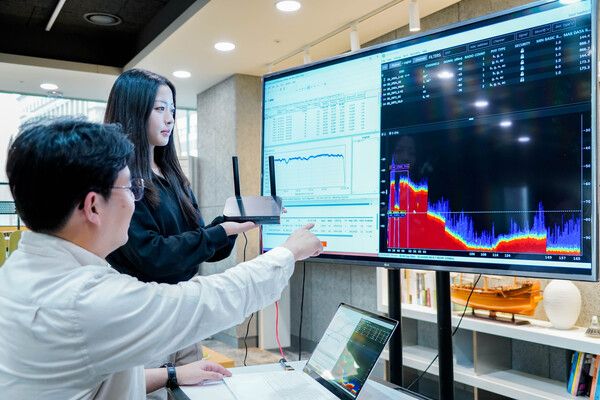 SK브로드밴드 구성원들이 ‘차세대 가정용 와이파이7&nbsp;공유기’ 성능을 검증하는 모습. SK브로드밴드 제공 [뉴스락]