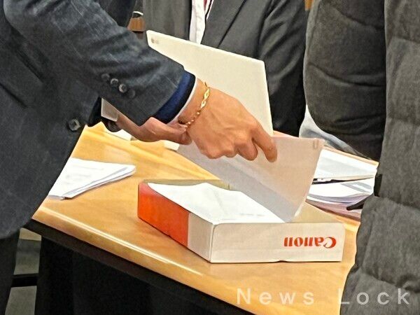 한미사이언스 관계자가 의결권 위임장을 정리하고 있는 모습. 사진=심우민 기자 [뉴스락]