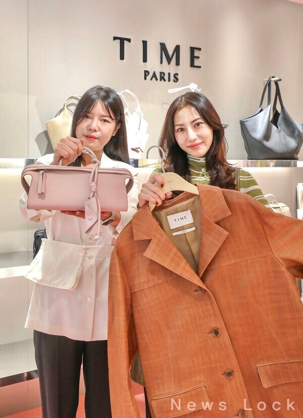 28일 오전, 서울 영등포구에 위치한 더현대 서울 1층 타임 파리 팝업 매장에서 직원들이 2025년 S/S 컬렉션 제품을 소개하고 있는 모습.