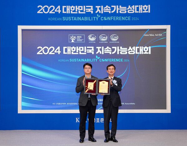 교보생명은 한국표준협회 주관으로 28일 서울 소공동 롯데호텔에서 열린 ‘2024 대한민국 지속가능성 대회’에서 지속가능성지수생명보험 부문 1위를 수상했다. 교보생명 제공 [뉴스락]