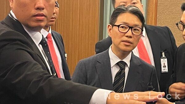 임종훈 대표는 임시주총을 마친 후 현장에 있던 취재진과 대화하는 모습.&nbsp; 사진=심우민 기자 [뉴스락]&nbsp;