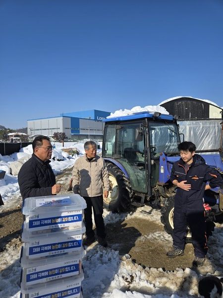 농협중앙회는 지준섭 부회장이&nbsp;27일부터 내린 폭설로 인해 시설하우스 등 농업시설에 피해가 발생함에 따라 경기도 용인시 피해현장을 방문하고 피해 농업인을 위로했다. 농협중앙회 제공 [뉴스락]