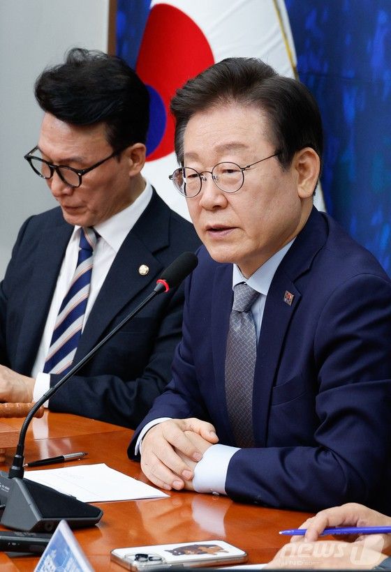 이재명 더불어민주당 대표가 4일 오전 서울 여의도 국회에서 열린 최고위원회의에 참석해 발언하고 있다. 뉴스1