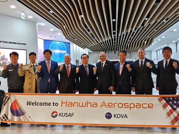 한화에어로스페이스&nbsp;경남 창원3사업장을&nbsp;방문한&nbsp;전&nbsp;한미연합사령관들과&nbsp;신현우&nbsp;한화에어로스페이스&nbsp;사장(왼쪽&nbsp;다섯번째),&nbsp;임호영&nbsp;한미동맹재단&nbsp;회장(왼쪽&nbsp;일곱번째)이&nbsp;함께&nbsp;기념&nbsp;촬영을&nbsp;하고&nbsp;있다. 한화에어로스페이스 제공 [뉴스락]