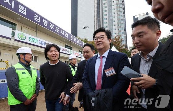 김병주 MBK파트너스 회장이 지난 4일 서울 서대문구 북가좌동에서 열린 김병주도서관 착공식에 참석한 뒤 자리를 이동하고 있다.
