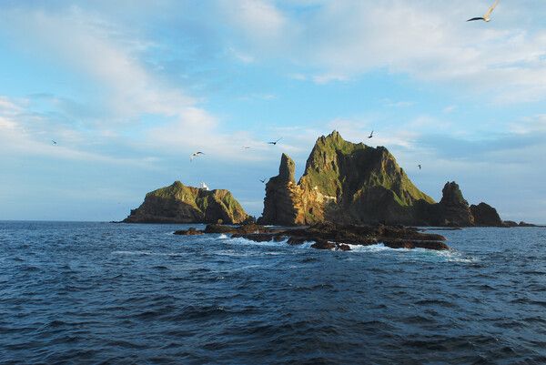 Sh수협은행은 독도사랑 공익상품 판매 수익금으로 조성한 ‘독도사랑기금’ 1800만원을 사단법인 독도연구보전협회(협회)에 전달했다. Sh수협은행 제공 [뉴스락]
