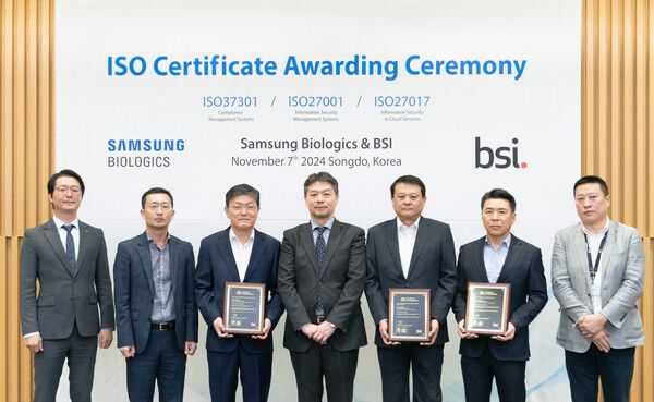 지난 7일 인천 연수구 삼성바이오로직스 본사에서 열린 ISO 인증서 수여식에서 (왼쪽 세번째부터) 삼성바이오로직스 김동중 경영지원센터장, 임성환 BSI Korea 대표, 이규호 삼성바이오로직스 People센터장을 비롯한 관계자들이 기념촬영 하고 있다. 삼성바이오로직스 제공 [뉴스락]
