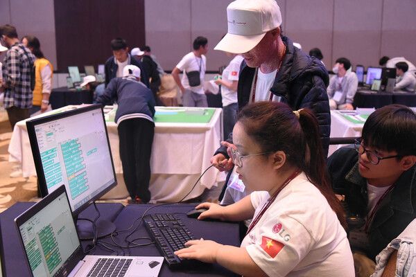 LG전자가 현지시각 3일부터 8일까지 필리핀 마닐라에서 열린 ‘2024 글로벌장애청소년IT챌린지’ 본선 대회를 성황리에 마무리했다. 사진은 올해 대회에 참가한 베트남의 지체 장애인 띠안허우 응우옌(Thi Anh Hau Nguyen) 씨가 팀원들과 함께 'eCreative_Smart Car' 종목에 참가 중인 모습.&nbsp; LG전자 제공 [뉴스락]