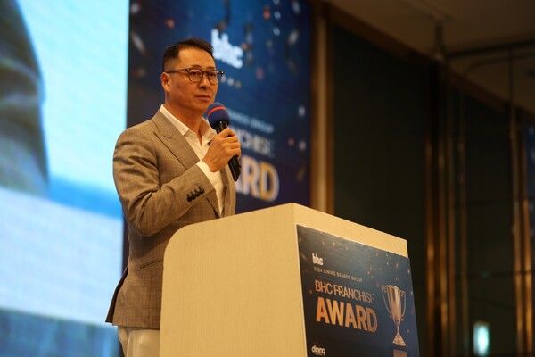 ‘2024&nbsp;bhc&nbsp;프랜차이즈 어워드’에서 송호섭 다이닝브랜즈그룹 대표가 인사말을 하고 있다. bhc 제공 [뉴스락]
