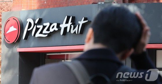 한국피자헛&nbsp;가맹점주들이 가맹본사를 상대로 제기한&nbsp;'깜깜이 차액가맹금' 관련&nbsp;부당이득금반환 청구 소송에서 승소하면서 210억원 반환 판결을 받은 가운데, 피자헛이 회생절차를 신청하면서 해당 제도를 악용하고 있다는 지적이 나오고 있다.&nbsp;