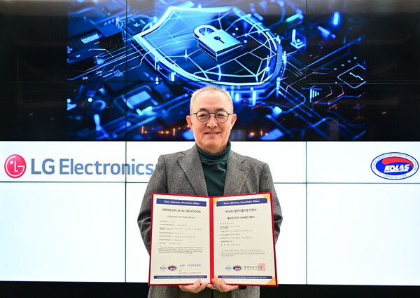 LG전자 CTO부문 박인성 SW센터장이 IoT 분야 사이버보안 공인시험 자격 인정서를 들고 있는 모습. LG전자 제공 [뉴스락]