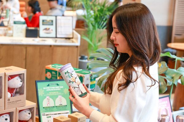 스타벅스코리아는&nbsp;스타벅스 커뮤니티 스토어 매장 9개점과 스타벅스 공식 앱의 온라인 스토어에서 청년 장애인 작가의 작품을 디자인에 반영한 텀블러 2종을 선보인다. 스타벅스 제공 [뉴스락]