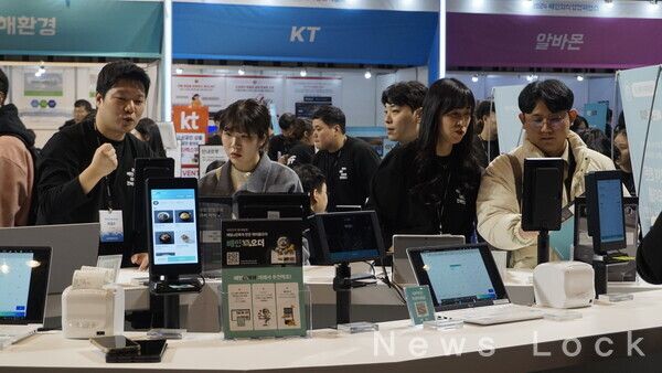 행사 관람객들이 배민솔루션 공간에서 배민오더를 체험해보고 있다. 사진=심우민 기자 [뉴스락]