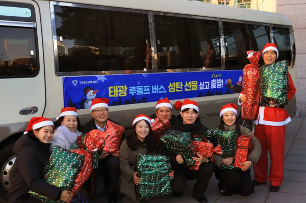 18일 오전 광화문 흥국생명빌딩 앞 해머링맨 문화광장에서 태광산업·흥국생명·흥국화재·티알엔 임직원들이 산타 복장을 하고 '태광 루돌프 버스' 출정식 기념촬영을 하고 있다. 태광그룹 제공 [뉴스락]