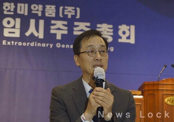 박재현 한미약품 대표가 19일 서울 송파구에 위치한 교통회관 1층에서 임시 주주총회를 마친 뒤 취재진들과의 질의응답 시간을 가지고 있다. 사진= 심우민 기자 [뉴스락]&nbsp; &nbsp;&nbsp;