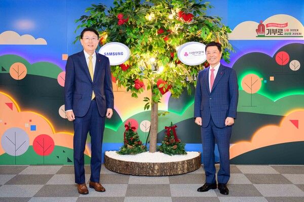 김병준 사회복지공동모금회 회장(오른쪽)과 장석훈 삼성사회공헌업무총괄 사장이 2일 서울 중구 사회복지공동모금회 회관에서 열린 연말 이웃사랑 성금 전달식에 참석해 기념촬영하고 있다. 삼성 제공 [뉴스락]