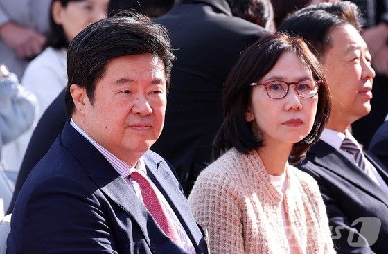 김병주 MBK파트너스 회장과 부인 박경아씨가 4일 서울 서대문구 북가좌동에서 열린 김병주도서관 착공식에서 참석하고 있다. 사진 뉴스1