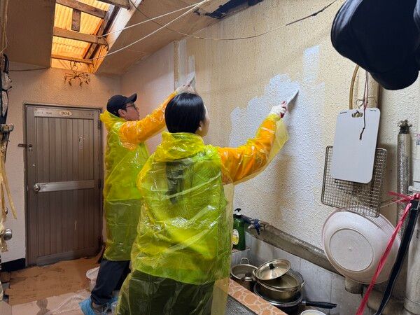 bhc&nbsp;대학생&nbsp;봉사단이&nbsp;쪽방촌&nbsp;‘해뜨는&nbsp;집’(용산구&nbsp;후암동)을&nbsp;방문하여&nbsp;주거&nbsp;환경&nbsp;개선&nbsp;봉사에&nbsp;참여했다.&nbsp;bhc그룹 제공 [뉴스락]