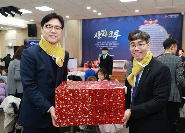 DGB금융그룹&nbsp;DGB사회공헌재단은 지난&nbsp;19일 대구광역시에 소재한 서구제일종합사회복지관에서 크리스마스를 맞아 미래세대 아동의 맞춤형 소원선물 지원을 위한&nbsp;‘산타크루’&nbsp;행사에 참여하고 원활한 행사 진행을 위한 후원금을 전달했다. DGB금융 제공 [뉴스락]