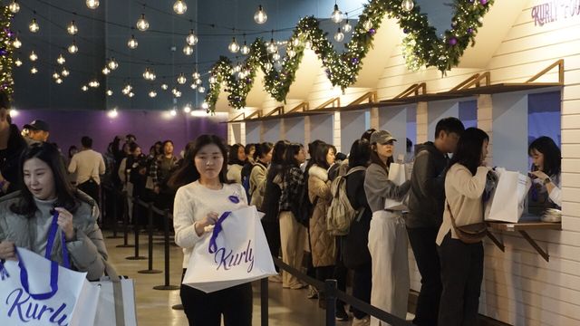 컬리가 준비한 선물을 받으며 행사장에 입장하는 관람객들 모습. 사진=심우민 기자 [뉴스락]&nbsp;