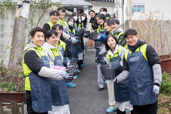 JB금융그룹 전북은행지역사랑봉사단은 전주시 교동 낙수정 군경묘지 일대에서 2024 따뜻한 겨울나기 ‘사랑의 연탄 나눔’ 봉사활동을 실시했다. JB금융그룹 제공 [뉴스락]