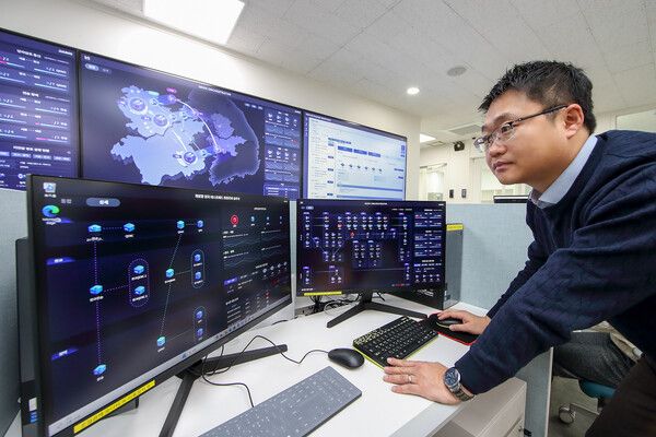 KT&nbsp;직원이 통합 관제 플랫폼으로 양자 테스트베드의 통신망을 관제하는 모습. KT 제공 [뉴스락]