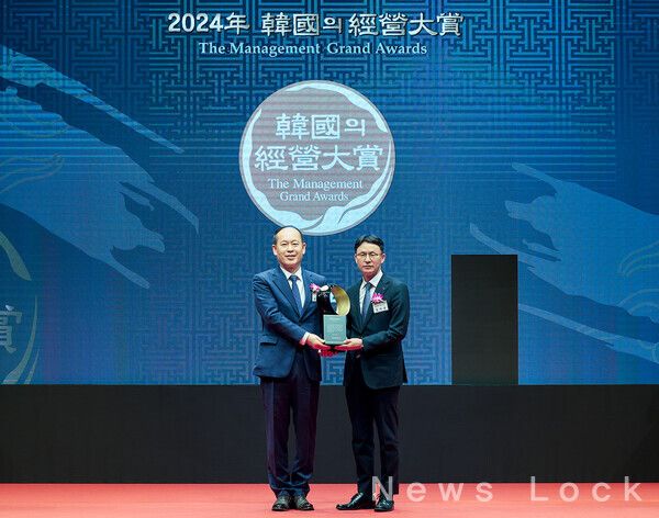 3일 서울신라호텔에서 개최된 2024 한국의 경영대상 시상식에서 김서중 캠코 부사장(사진 오른쪽)이 ESG경영 부문 대상을 수상하고 기념촬영을 하고 있다. 캠코 제공 [뉴스락]