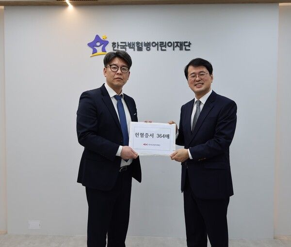 지난 18일 소아암 어린이 지원을 위한 헌혈증서 전달식에서 한국도로공사서비스 오재웅 본부장(왼쪽)과 한국백혈병어린이재단 서선원 사무총장(오른쪽)이 기념 촬영을 하고 있다. 사진 한국도로공사서비스 [뉴스락]