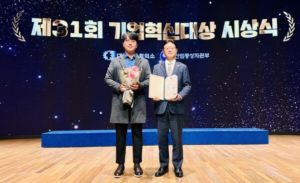 한화시스템이&nbsp;3일 서울 중구 대한상공회의소 국제회의장에서 열린&nbsp;'제&nbsp;31회 기업혁신대상'에서 산업통상자원부 장관상을 수상했다. 한화시스템 제공 [뉴스락]