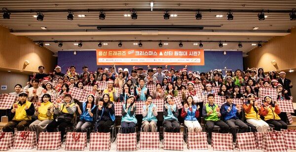 올해 7회차를 맞이한 ‘미리 크리스마?║산타 원정대’ 활동에는 용산 드래곤즈의 17개 회원사인 아모레퍼시픽, 아모레퍼시픽공감재단, 국민건강보험공단 용산지사, 삼일회계법인, 삼일미래재단, 서울신용보증재단 용산지점, 숙명여자대학교, 오리온재단, 코레일네트웍스, 한국보육진흥원, 한국토지주택공사, CJ CGV, GKL(그랜드코리아레저), GKL사회공헌재단, HDC신라면세점, HDC아이파크몰, HDC현대산업개발이 함께했다. 아모레퍼시픽 제공 [뉴스락]