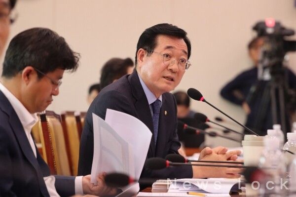 민홍철 더불어민주당 의원 의정활동 모습. 민홍철 의원 페이스북 제공 [뉴스락]